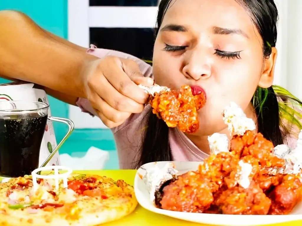 Demi Dilihat Banyak Penonton Para Kreator Ini Nekat Mukbang Ekstrem